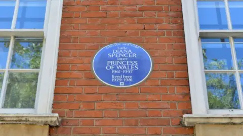Getty Images A blue plaque is erected to honour Diana, Princess of Wales in her former London flat