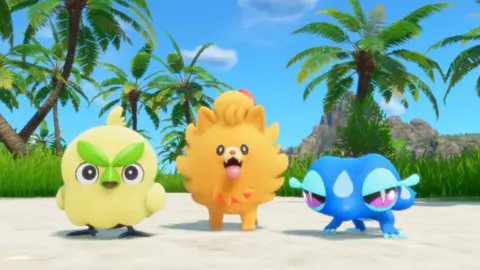 Criaturas Pokémon de dibujos animados de Game Freak, de izquierda a derecha. Un pollito verde pálido con patas negras. Un cachorro naranja con la lengua afuera y una rana azul con grandes ojos rosados. Detrás de ellos, una escena de bosque tropical.