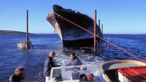 Marion Morrison/South American Pictures 1970 image of the ship being towed