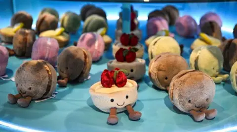 Getty Images Berbagai mainan jellycat di sebuah toko di Paris - semuanya berdasarkan makanan yang dipanggang