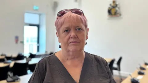 La concejala del condado de Nottinghamshire, Teresa Cullen, en la sala del consejo en Oak House.