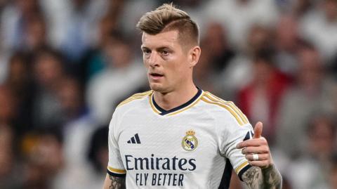 Toni Kroos gives a thumbs up while playing for Real Madrid