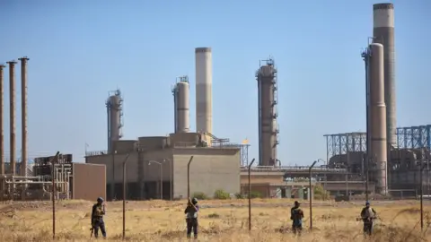 Reuters Iraqi forces near an oil facility in Kirkuk, Iraq (16 October 2017)