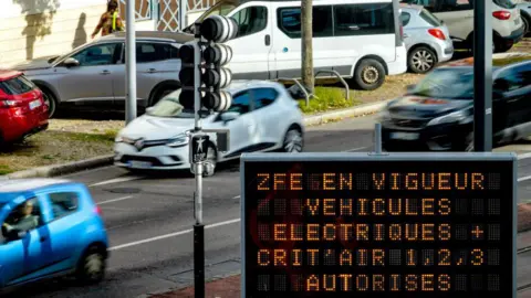 A black and orange panel indicates a ZFE Low-Emission Zone in France