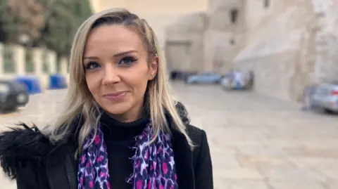 Nadya Hazboun fotografada fora da Igreja da Natividade