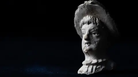 Tony Jolliffe BBC An imported French pipe with a finely moulded form of a woman’s head, sporting a feathered hat. This was probably made by Fiolet of St Omer, although the stem and maker’s name have not survived. 