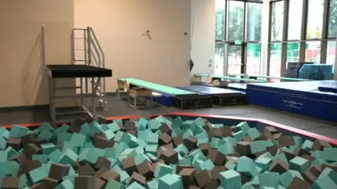 Dry diving facility with foam pit