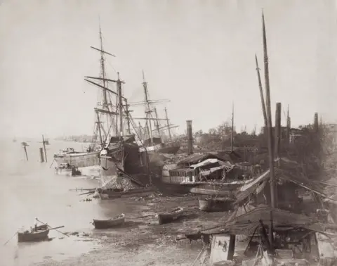 Hulton Archive / Getty Images A row of ships in a coastline, Bombay