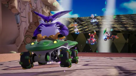 A captura de tela de Sega da Sonic Racing: Crossworlds mostra Big the Cat - um grande e roxo felino, correndo para longe de um bando de outros personagens, todos os quais parecem estar descendo uma colina ao fundo.