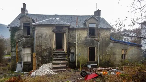 @whathavewedunoon Jameswood villa