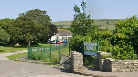 Google Entrance to St Mark's school down a winding driveway lined with trees