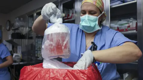 Γενικό Νοσοκομείο της Μασαχουσέτης Το νοσοκομείο είπε ότι χρησιμοποίησε ένα νεφρό χοίρου που ήταν γενετικά τροποποιημένο στη μεταμόσχευση