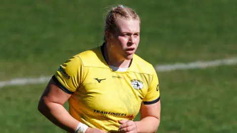 Close-up of Abi Burton playing for Trailfinders Women