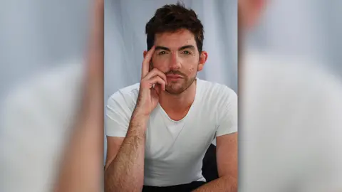 Scott McGlynn Scott McGlynn was bullied as a child for his acne