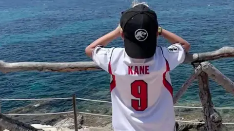 Child in Harry Kane shirt