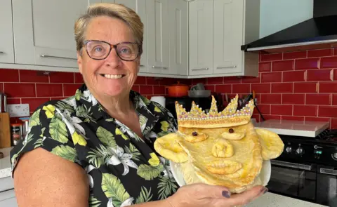 Qays Najm/BBC Jackie Marshall with her"royal pie" which was filled with home-grown apple and rhubarb