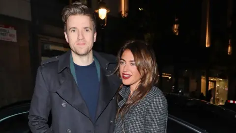 Getty Images Bella Mackie com o marido Greg James