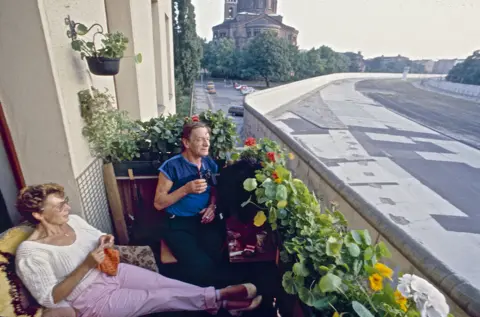 Getty Images A couple living in Bethaniendamm overlook the "death strip" in July 1986