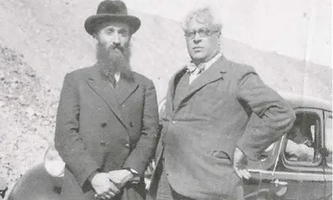 Cortesia da Fundação Sousa Mendes Aristides de Sousa Mendes (à direita) com o Rabino Chaim Kruger, 1940