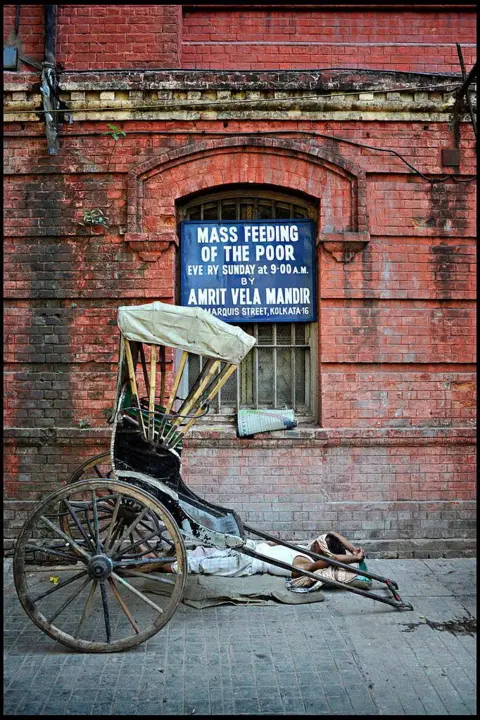 Getty Images A porter rests under a poster announcing the free food handouts for the poor. The voting for India's elections, the world's largest democratic process, goes through five different stages between April 16, 2009 to May 13, 2009, with a final result expected on May 16, 2009 once counting of votes is completed. A total of 714 million people are eligible to vote at 828,804 polling centres. The main two coalitions competing for power are the United Progressive Party (UPA) who have been in government for five years, and the National Democratic Alliance (NDA), however a third coalition of regional & left-wing parties could also challenge. (Photo by Alvaro Ybarra Zavala/Getty Images) NOTE: SPAIN OUT