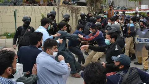 AFP Police and protesting doctors clashed in Quetta, 6 April 2020