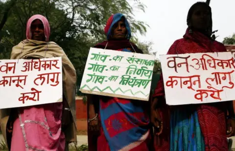 AFP Indian tribal women hold placards as they form a human chain during a protest against the government in New Delhi, 30 November 2007.