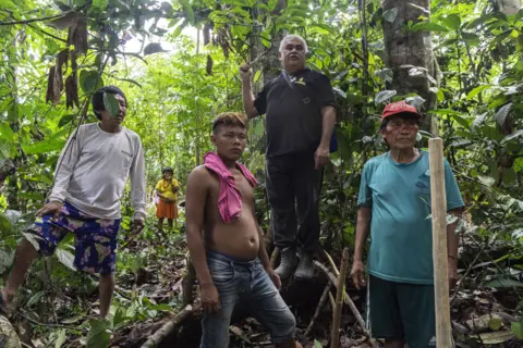 ROGÉRIO ASSIS Cesar de Mendes with members of the Waikas community