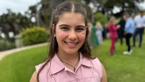 BBC/Simon Atkinson Una joven con un top vaquero rosa sonríe