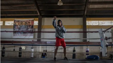Carlos Herrera Nicaraguan boxer Robin Zamora in training ahead of the match