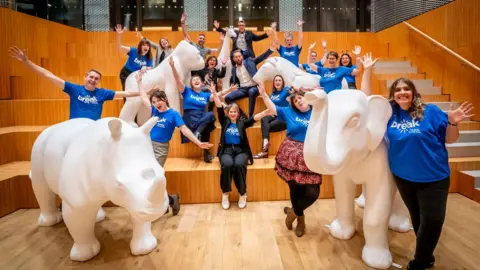 ETT Photography People with sculptures of wild animals