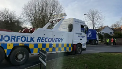 Alex Dunlop/BBC A recovery truck at the scene of the crash on Earlham Road, Norwich, on 1 February 2022