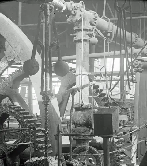 Alamy Centrifugal governor and gears of a beam engine, pictured in 1917