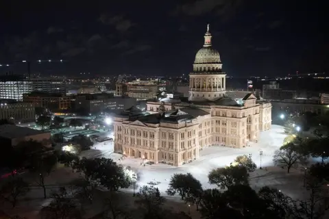 Bob Daemmrich / Alamy Snow around the State Capitol Building