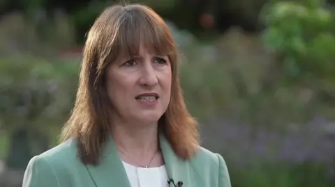 BBC Rachel Reeves con una chaqueta verde claro sobre un top blanco