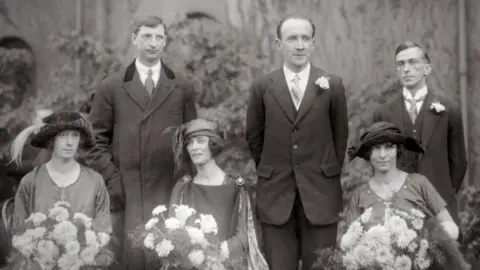 Public domain Kevin O'Higgins and his wife on their wedding day, with his best man Rory O'Connor and Éamon De Valera next to him