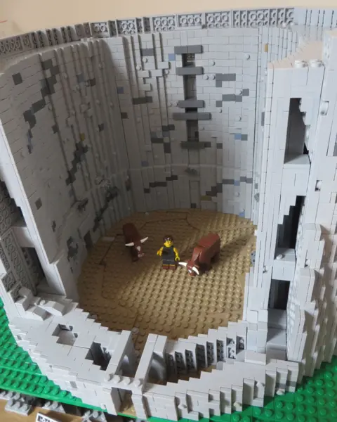 Brick to the Past Lego broch