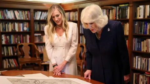 Reuters Sarah Jessica Parker and Queen Camilla view a curated selection of items in New York Public Library's collection celebrating the transatlantic relationship during a visit to the New York Public Library 