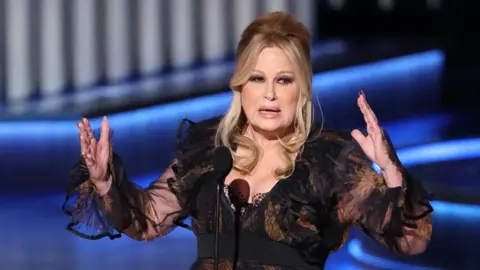 Jennifer Coolidge giving her Emmys speech