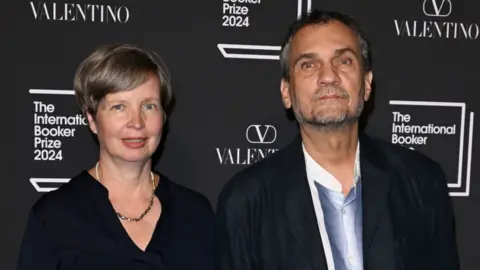 Getty Images-Autorin Jenny Erpenbeck des in die engere Wahl gezogenen Buches "Kairos" und der Übersetzer Michael Hofman nehmen an der Bekanntgabe des International Booker Prize 2024 in der Tate Modern am 21. Mai 2024 in London, England, teil. (Foto von Kate Green/Getty Images)