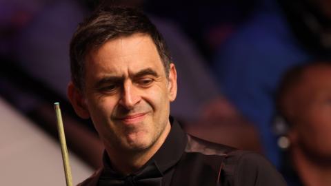Ronnie O'Sullivan looks at the table