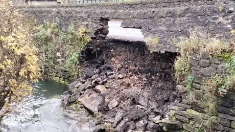 Collapse wall