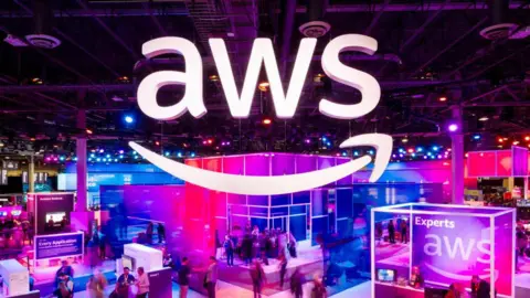 Посетители Getty Images проходят по выставочному залу на конференции AWS re:Invent 2023, организованной Amazon Web Services.