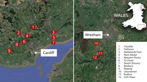 El gráfico consta de dos mapas aéreos satelitales colocados uno al lado del otro. El mapa sur, de mayor tamaño, se denomina "Cardiff" y contiene marcadores rojos numerados del 1 al 9, distribuidos por los valles del sur de Gales, la zona de Newport y el estuario del Severn. El mapa norte se denomina "Wrexham" y contiene marcadores del 10 al 12, al sur de la ciudad. Una leyenda a la derecha vincula cada número con el nombre de una ubicación: Ynysddu, Treforest, Glebelands Park, Nant Gledyr, Newport Docks, Ty Llwyd, Severn Estuary, Brofiscin, Maendy, Llwyneinion, Ruabon y Cefn Mawr. Sobre la leyenda, un mapa blanco con siluetas de Gales utiliza recuadros rojos para indicar las dos regiones representadas.