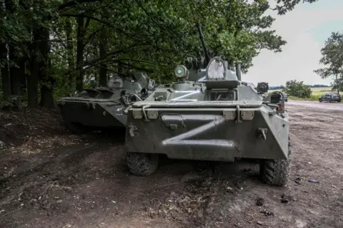 Getty Images 這張拍攝於 2022 年 9 月 10 日的照片顯示了俄羅斯軍車在哈爾科夫地區的巴拉克利亞