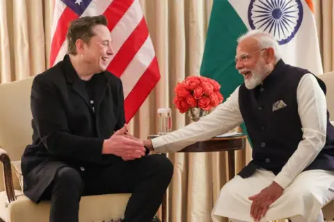 Reuters Elon Musk Bertemu Perdana Menteri India Narendra Modi, di Washington, DC, AS, 13 Februari 2025, dalam gambar ini yang diperoleh dari media sosial.@Narendramodi melalui x/via Reuters 