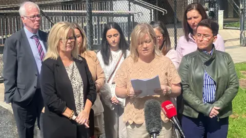 Robert Hamill’s sister, Diane, and other family members speaking after the sentencing eiqeeiqttidqxinv