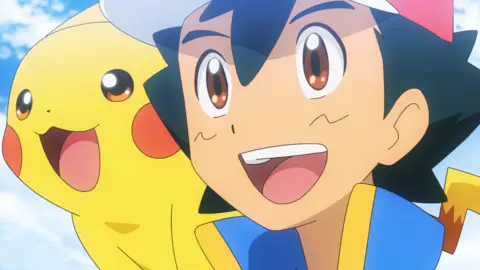 A Pokemon Company dois personagens de Pokémon, um em amarelo e outro em azul, com os dois sorrindo de boca aberta.