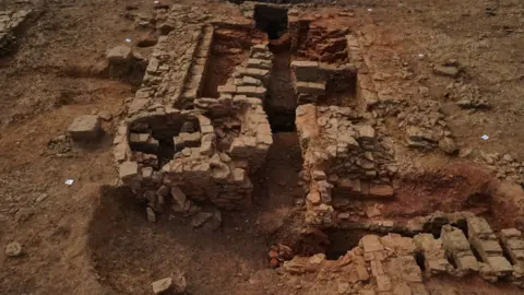 Oxford Archaeology Excavation at Priors Hall Park