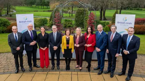 Los líderes de los ocho miembros del Consejo Británico-Irlandés (BIC) —de izquierda a derecha—, el Ministro Principal de Jersey, Lyndon Farnham; el Primer Ministro de Escocia, John Swinney; el Diputado del Gobierno de Guernsey, Lindsay de Sausmarez; el Primer Ministro, Sir Keir Starmer; la Primera Ministra de Gales, Eluned Morgan; la Primera Ministra de Irlanda del Norte, Michelle O'Neill; la Viceprimera Ministra de Irlanda del Norte, Emma Little-Pengelly; el Taoiseach, Micheál Martin; el Tánaiste, Simon Harris; y el Ministro Principal de la Isla de Man, Alfred Cannan, durante la reunión del Consejo Británico-Irlandés (BIC) en The Vale, Cardiff.