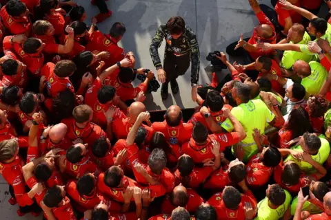 Bryn Lennon / Formula 1 via Getty Images Charles Leclerc disambut oleh timnya setelah memenangkan grand prix Monza